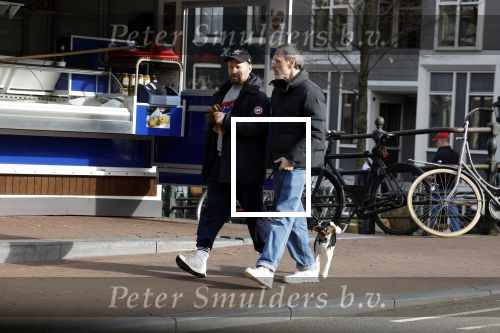 Amsterdam 15 maart 2023
Rolf Snoeren laat zijn hond uit met ... Hond moet poepen op de Utrechtsestraat.