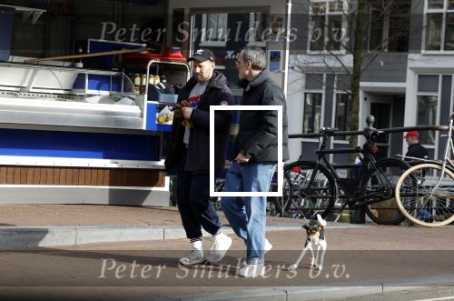 Amsterdam 15 maart 2023
Rolf Snoeren laat zijn hond uit met ... Hond moet poepen op de Utrechtsestraat.