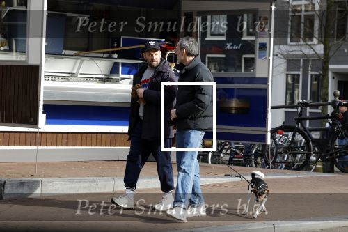 Amsterdam 15 maart 2023
Rolf Snoeren laat zijn hond uit met ... Hond moet poepen op de Utrechtsestraat.