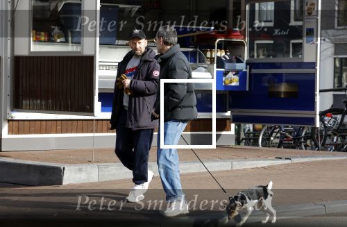 Amsterdam 15 maart 2023
Rolf Snoeren laat zijn hond uit met ... Hond moet poepen op de Utrechtsestraat.
