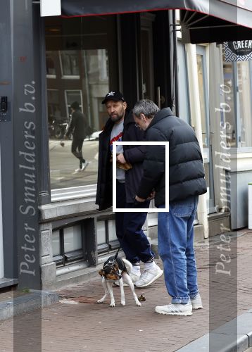 Amsterdam 15 maart 2023
Rolf Snoeren laat zijn hond uit met ... Hond moet poepen op de Utrechtsestraat.