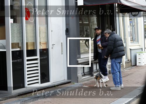 Amsterdam 15 maart 2023
Rolf Snoeren laat zijn hond uit met ... Hond moet poepen op de Utrechtsestraat.