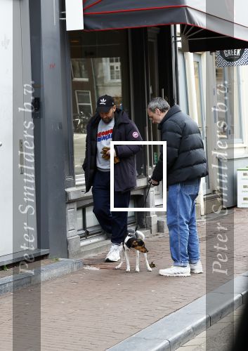 Amsterdam 15 maart 2023
Rolf Snoeren laat zijn hond uit met ... Hond moet poepen op de Utrechtsestraat.