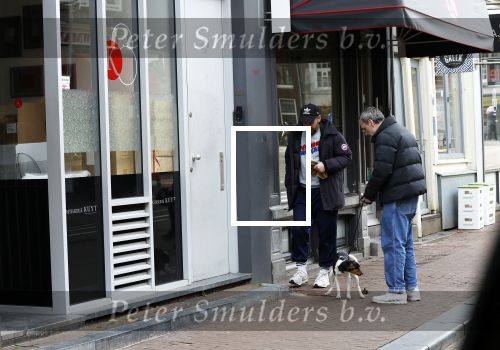 Amsterdam 15 maart 2023
Rolf Snoeren laat zijn hond uit met ... Hond moet poepen op de Utrechtsestraat.