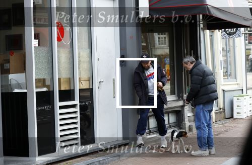 Amsterdam 15 maart 2023
Rolf Snoeren laat zijn hond uit met ... Hond moet poepen op de Utrechtsestraat.