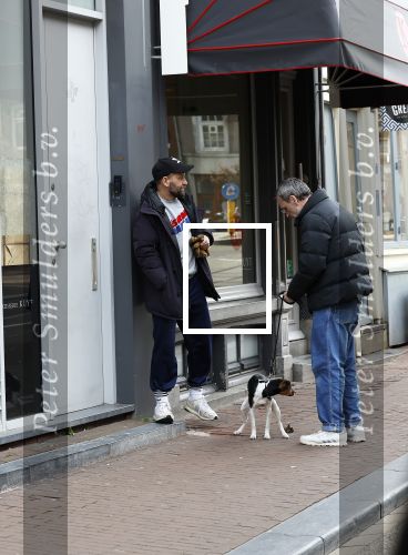 Amsterdam 15 maart 2023
Rolf Snoeren laat zijn hond uit met ... Hond moet poepen op de Utrechtsestraat.