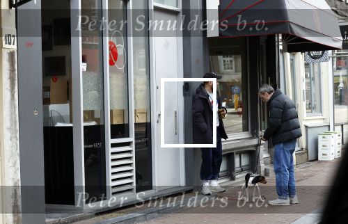 Amsterdam 15 maart 2023
Rolf Snoeren laat zijn hond uit met ... Hond moet poepen op de Utrechtsestraat.