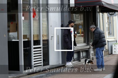 Amsterdam 15 maart 2023
Rolf Snoeren laat zijn hond uit met ... Hond moet poepen op de Utrechtsestraat.