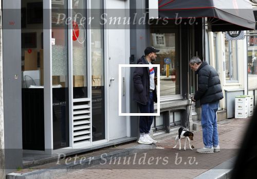 Amsterdam 15 maart 2023
Rolf Snoeren laat zijn hond uit met ... Hond moet poepen op de Utrechtsestraat.