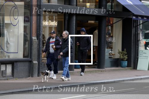 Amsterdam 15 maart 2023
Rolf Snoeren laat zijn hond uit met ... Hond moet poepen op de Utrechtsestraat.