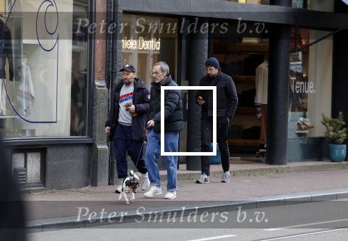 Amsterdam 15 maart 2023
Rolf Snoeren laat zijn hond uit met ... Hond moet poepen op de Utrechtsestraat.