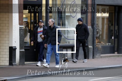 Amsterdam 15 maart 2023
Rolf Snoeren laat zijn hond uit met ... Hond moet poepen op de Utrechtsestraat.