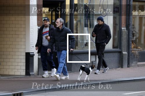 Amsterdam 15 maart 2023
Rolf Snoeren laat zijn hond uit met ... Hond moet poepen op de Utrechtsestraat.