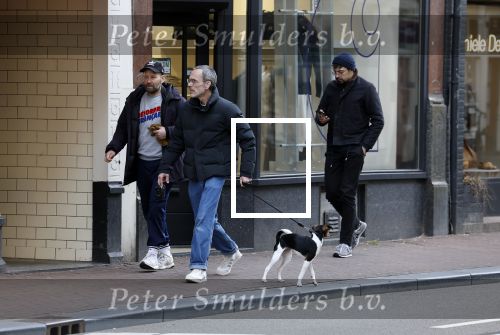 Amsterdam 15 maart 2023
Rolf Snoeren laat zijn hond uit met ... Hond moet poepen op de Utrechtsestraat.