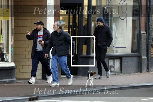 Amsterdam 15 maart 2023
Rolf Snoeren laat zijn hond uit met ... Hond moet poepen op de Utrechtsestraat.