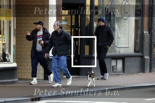 Amsterdam 15 maart 2023
Rolf Snoeren laat zijn hond uit met ... Hond moet poepen op de Utrechtsestraat.