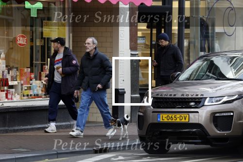 Amsterdam 15 maart 2023
Rolf Snoeren laat zijn hond uit met ... Hond moet poepen op de Utrechtsestraat.