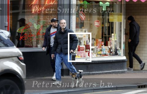 Amsterdam 15 maart 2023
Rolf Snoeren laat zijn hond uit met ... Hond moet poepen op de Utrechtsestraat.