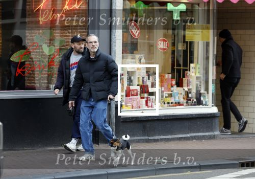 Amsterdam 15 maart 2023
Rolf Snoeren laat zijn hond uit met ... Hond moet poepen op de Utrechtsestraat.