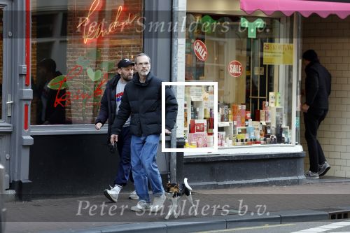 Amsterdam 15 maart 2023
Rolf Snoeren laat zijn hond uit met ... Hond moet poepen op de Utrechtsestraat.