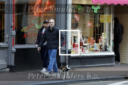 Amsterdam 15 maart 2023
Rolf Snoeren laat zijn hond uit met ... Hond moet poepen op de Utrechtsestraat.