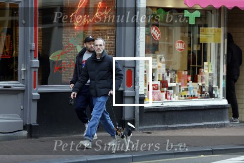 Amsterdam 15 maart 2023
Rolf Snoeren laat zijn hond uit met ... Hond moet poepen op de Utrechtsestraat.
