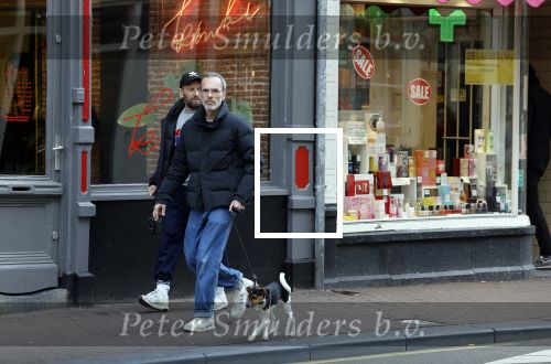 Amsterdam 15 maart 2023
Rolf Snoeren laat zijn hond uit met ... Hond moet poepen op de Utrechtsestraat.