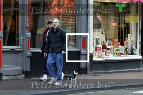 Amsterdam 15 maart 2023
Rolf Snoeren laat zijn hond uit met ... Hond moet poepen op de Utrechtsestraat.