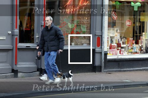 Amsterdam 15 maart 2023
Rolf Snoeren laat zijn hond uit met ... Hond moet poepen op de Utrechtsestraat.