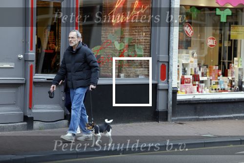Amsterdam 15 maart 2023
Rolf Snoeren laat zijn hond uit met ... Hond moet poepen op de Utrechtsestraat.