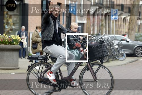Amsterdam 17 maart 2023
Sander v Haarlem met kindje op de fiets in Amsterdam zuid.