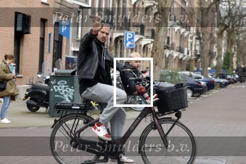 Amsterdam 17 maart 2023
Sander v Haarlem met kindje op de fiets in Amsterdam zuid.