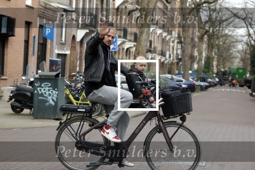 Amsterdam 17 maart 2023
Sander v Haarlem met kindje op de fiets in Amsterdam zuid.