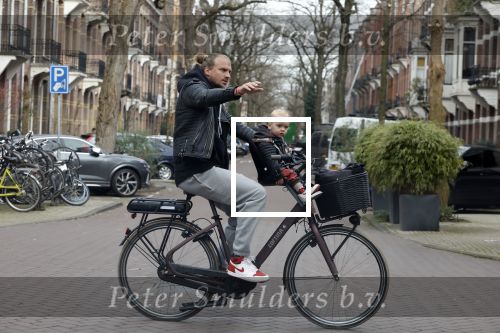 Amsterdam 17 maart 2023
Sander v Haarlem met kindje op de fiets in Amsterdam zuid.