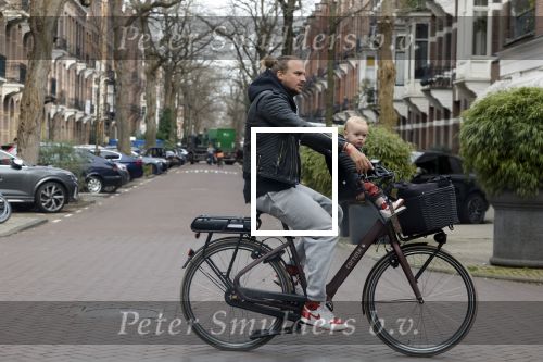 Amsterdam 17 maart 2023
Sander v Haarlem met kindje op de fiets in Amsterdam zuid.