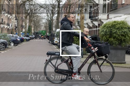 Amsterdam 17 maart 2023
Sander v Haarlem met kindje op de fiets in Amsterdam zuid.