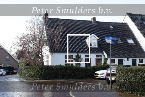 Huizen 25 maart 2023
Het huis van Tom Egbers en janke Dekker staat vol met bloemen .