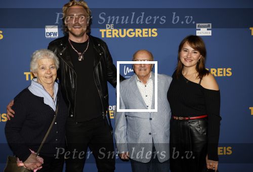 Rotterdam 13 maart 2024
Premiere de terugreis met oa Martin v Waardenberg en Leny Breederveld. Barbara Sloesen met partner Joost Hofman en haar groutouders