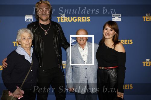 Rotterdam 13 maart 2024
Premiere de terugreis met oa Martin v Waardenberg en Leny Breederveld. Barbara Sloesen met partner Joost Hofman en haar groutouders