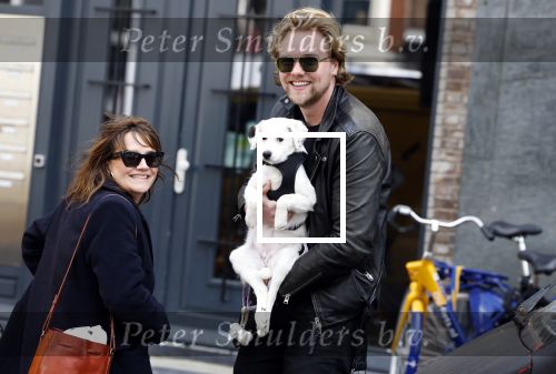 Amsterdam 27 maart 2024
Barbara Sloesen met vriend Joost Hofman en hun hondje in het centrum van amsterdam.