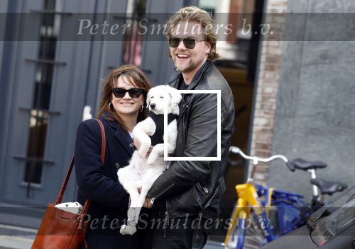 Amsterdam 27 maart 2024
Barbara Sloesen met vriend Joost Hofman en hun hondje in het centrum van amsterdam.