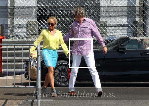 Monaco 7 mei 2012
Connie Breukhoven en haar nieuwe vriend Ben Angelier vier met zijn kinderen en vrienden zijn 60e verjaardag. Ze vertrekken bij zijn huis / appartement met rolls royce cabrio.
Peter Smulders bv