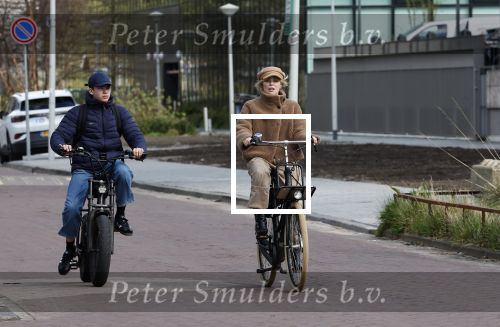 Amsterdam 28 maart 2024
Bridget Maasland en haar zoon Mees op de fiets in Amsterdam zuid.