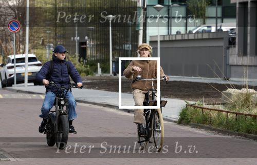 Amsterdam 28 maart 2024
Bridget Maasland en haar zoon Mees op de fiets in Amsterdam zuid.