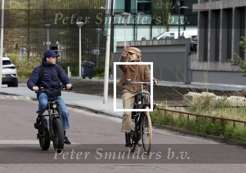 Amsterdam 28 maart 2024
Bridget Maasland en haar zoon Mees op de fiets in Amsterdam zuid.