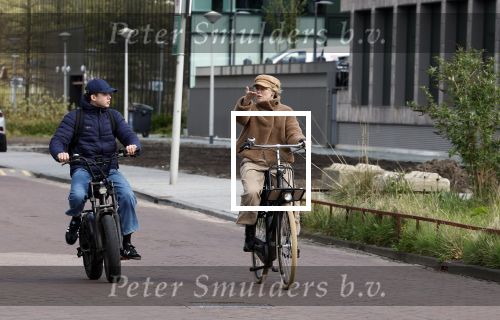 Amsterdam 28 maart 2024
Bridget Maasland en haar zoon Mees op de fiets in Amsterdam zuid.