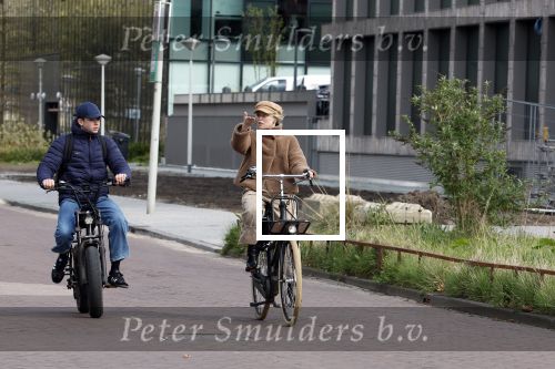 Amsterdam 28 maart 2024
Bridget Maasland en haar zoon Mees op de fiets in Amsterdam zuid.