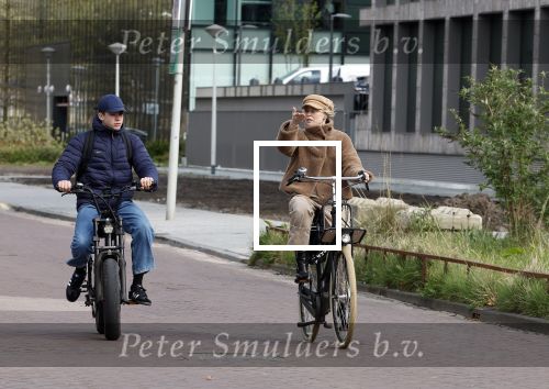 Amsterdam 28 maart 2024
Bridget Maasland en haar zoon Mees op de fiets in Amsterdam zuid.