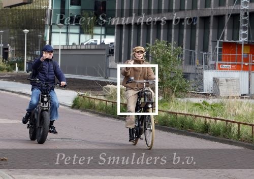 Amsterdam 28 maart 2024
Bridget Maasland en haar zoon Mees op de fiets in Amsterdam zuid.