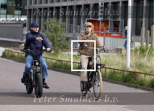 Amsterdam 28 maart 2024
Bridget Maasland en haar zoon Mees op de fiets in Amsterdam zuid.